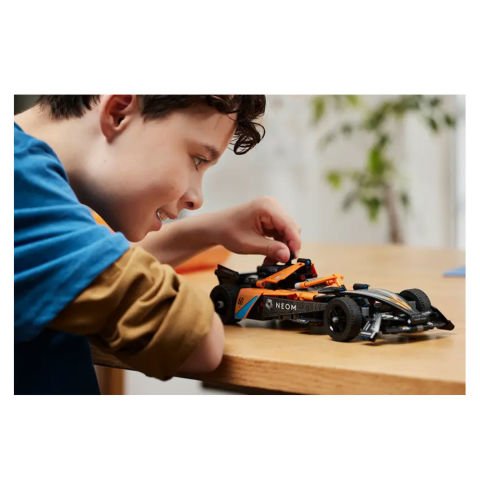 LEGO Technic NEOM McLaren Formula E Yarış Arabası 42169
